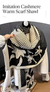 Dettaglio di morbida sciarpa con motivo camelia bianco e nero e frange sul bordo