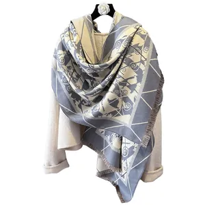 Elegante grijze en beige oversized pashmina sjaal met verfijnde jacquard bloempatronen