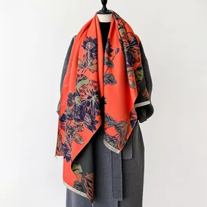 Kasjmier-gevoel sjaal met inkt bloemenpatroon in oranje en blauw met franjes