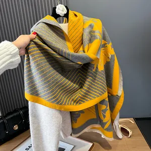 Sciarpa lussuosa con motivo floreale camelia in tessuto tipo cashmere giallo e grigio