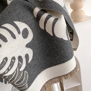 Couverture en tricot à motif de feuilles gris et blanc avec franges pour la maison