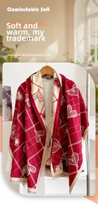Dettaglio della trama della sciarpa in finto cashmere con motivo a cuore e frange