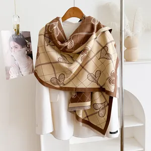 Sciarpa da Donna in Ecopelle di Cashmere Spessa Doppio Lato Motivo a Cuore e Rombi Caldo Scialle Invernale Con Nappine Elegante