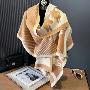Elegante scialle effetto cashmere con motivo a camelia e strisce in beige e color cammello