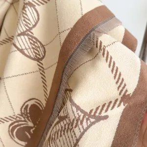 Sciarpa spessa effetto cashmere con motivi a cuore, strisce e frange in beige e marrone