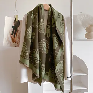 Châle en cachemire réversible à motif de feuilles de monstera et bordures à franges