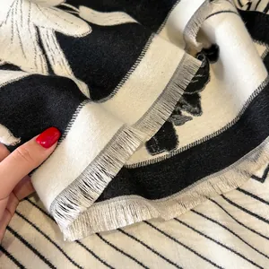 Elegante scialle pashmina camelie bianco e nero con frange e morbida trama invernale