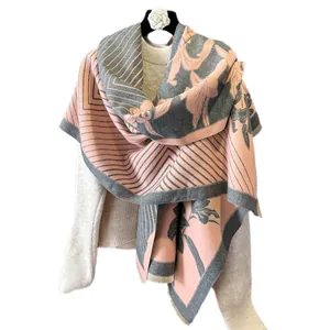 Sciarpa moderna con motivo a camelia in finto cashmere rosa e grigio con frange