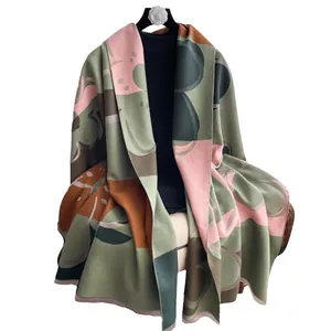 Kaschmir-ähnlicher Winterschal mit abstrakten floralen Mustern in Salbei und Rosa