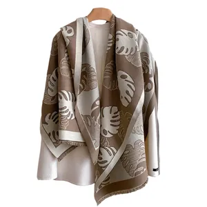 Écharpe bicolore marron et beige au motif de feuilles, toucher cachemire et franges