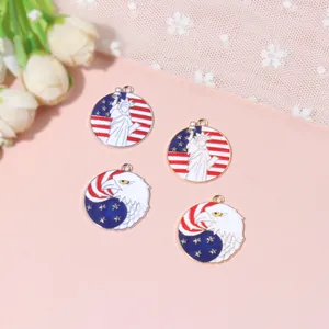 Set mit 4 Anhängern mit US-Flagge, Adler und Freiheitsstatue für DIY-Schmuckzubehör