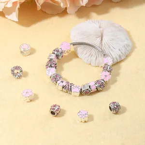 Détails du bracelet à breloques roses avec chaîne serpent argentée et perles DIY