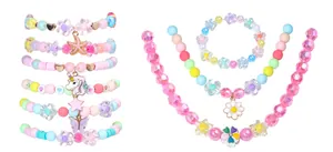 Vue détaillée de bracelets et colliers en perles colorées avec pendentifs de licorne