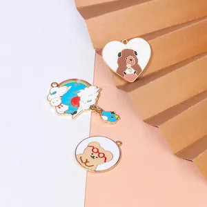 Détail de breloques en émail de dessin animé avec ours et arc-en-ciel pour bijoux DIY