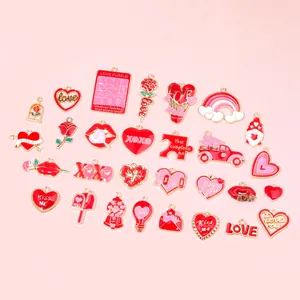 Vista superior de dijes de esmalte rosa de corazón y flores para joyería de San Valentín