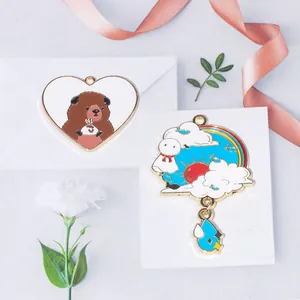 Détail de breloques en émail d'ours et arc-en-ciel pour bijoux DIY avec placage d'or