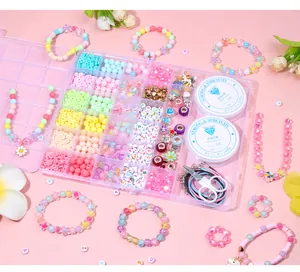 Détail du kit de bijoux DIY 24 grilles avec perles, breloques et outils à main
