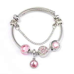 Dettaglio dei ciondoli in cristallo rosa e pendente Love is Forever su bracciale argento