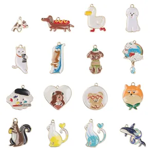 Collection de 16 breloques animaux en émail et métal doré pour la création de bijoux DIY