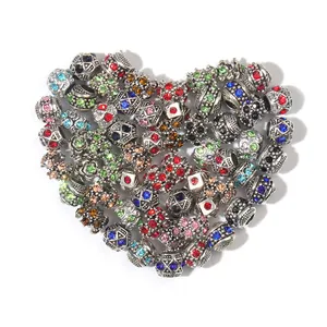 Vue macro de perles strass colorées disposées en forme de cœur sur fond blanc pour bijoux DIY