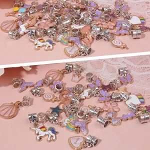 Detailopname van kleurrijke eenhoorn en zeemeermin bedeltjes voor DIY sieraden