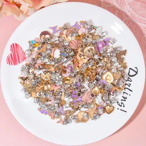 DIY-sieradenset met kleurrijke eenhoorn zeemeermin bedeltjes en kralen op bord