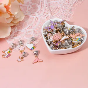 Detailoverzicht van kleurrijke eenhoorn en zeemeermin bedeltjes voor DIY sieraden