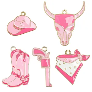 Rosa Western Cowboy Emaille Anhänger mit Hut Stiefeln und Sternenschal in Goldoptik