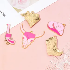Rosa Western-Cowboy-Anhänger-Set mit Hut, Stiefeln und Totenkopf mit Goldakzenten