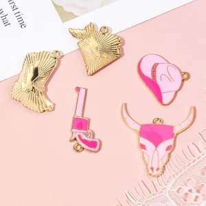 Detaillierte Makroaufnahme der rosa Emaille-Cowboyhut- und Stiefelanhänger für DIY-Schmuck