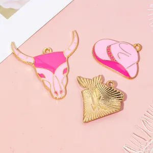Detail von rosa Emaille Cowboyhut und Longhorn Bullenkopf Anhängern mit Goldrand