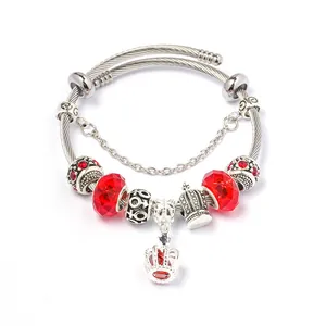 Boheems zilveren armband met rode kristallen kralen en een vintage kroonhanger