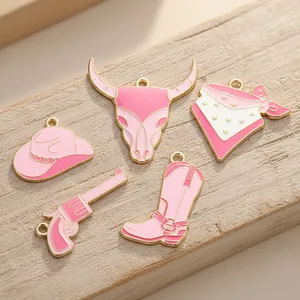 Nahaufnahme der rosa-goldenen Cowboy-Anhänger mit Stiefeln, Hut und Schädelfiguren
