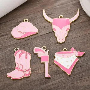 Western-Cowboy-Emaille-Anhänger-Set in Rosa mit Stiefeln und Hüten für Schmuck