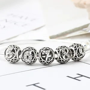 Bracciale in argento con ciondoli a cuore traforati e numeri da cinque a nove con strass