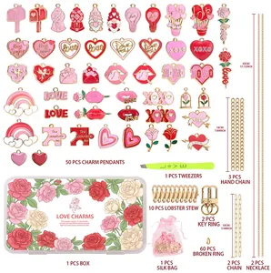 Vue macro du kit bijoux DIY avec breloques d'amour roses et accessoires de collier