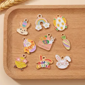 Nueve coloridos dijes de Pascua esmaltados con diseños de conejitos y huevos en bandeja