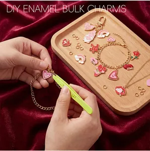 Vue détaillée du kit de breloques en émail rouge DIY avec outils sur fond de velours rouge