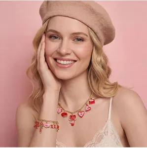 Gros plan d'un ensemble collier et bracelet dorés avec breloques cœur sur un mannequin