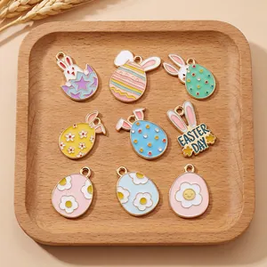 Detalle macro de nueve colgantes esmaltados de colores con conejos y huevos de Pascua