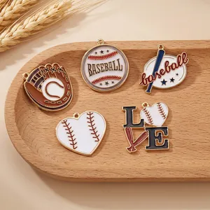 Dettagli di ciondoli baseball smaltati con guanto e cuori per gioielli fai-da-te