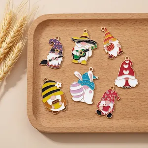 Vue détaillée de sept pendentifs nains en émail avec oreilles de lapin sur plateau