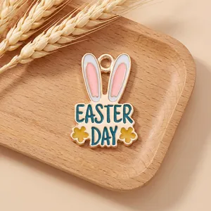 Primer plano del colgante de conejo de Pascua esmaltado con detalles en un marco rústico