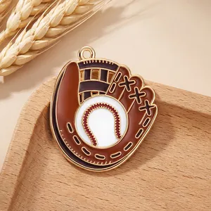 Dettaglio di un ciondolo a forma di guantone da baseball smaltato marrone e bianco