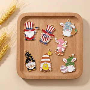 Vue détaillée de pendentifs gnomes de Pâques en émail coloré avec oreilles de lapin