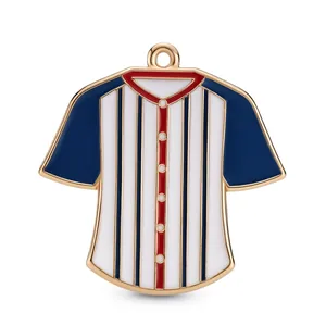 Ciondolo maglia da baseball in smalto dorato con strisce blu e rosse per gioielli DIY