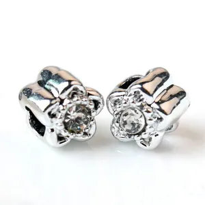 Vue macro d'une perle fleur en argent avec pierre zircon pour bijoux personnalisés