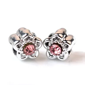 Détail de breloques fleurs argentées avec pierre rose et zircons micro-pave fins