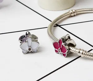Detalle de dijes de orquídeas de esmalte para pulseras de cadena de serpiente DIY