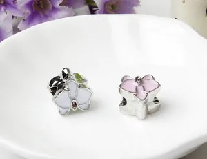 Vista macro de cuentas de orquídea esmaltadas con cristales para pulseras personalizadas